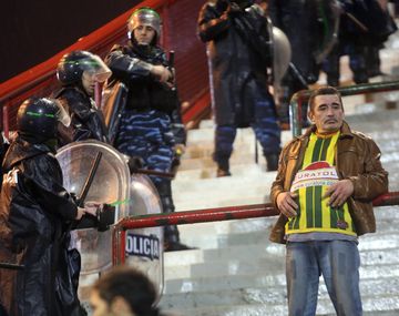 Desazón de un hincha de Aldosivi en la tribuna del José María Minella