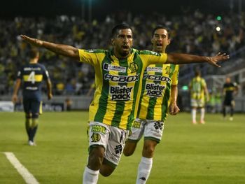 Cristian Chávez celebrando el gol del empate