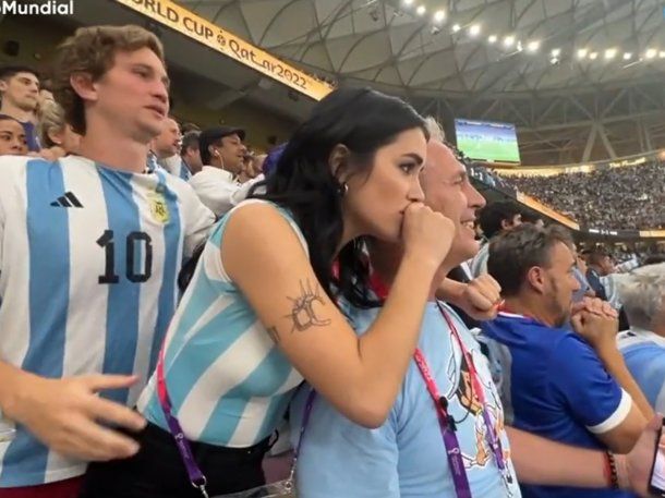 VIDEO: Un hincha acosó a Lali Espósito en medio del partido de la Selección