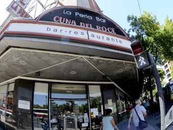 El bar está en pleno barrio de Once