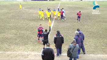 sin codigos: tenian que devolverle la pelota al contrario, pero le hicieron un gol sin codigos: tenian que devolverle la pelota al contrario, pero le hicieron un gol