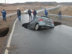 La tierra se tragó un auto en la autopista que Dietrich visitó días atrás