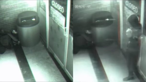 ¿Fantasma o viajero del tiempo? Un hombre atravesó una puerta sin inmutarse