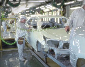 Autos en proceso de pintado