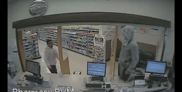 VIDEO: Quiso robar una farmacia, pero le pegaron duro