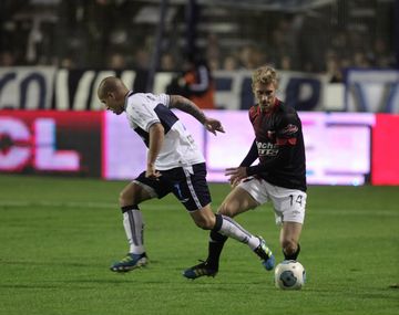 Gimnasia venció a Colón y quedó a tiro de la punta