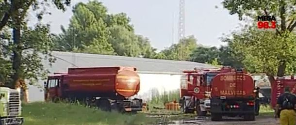 Voraz incendio destruyó un depósito de pirotecnia en Garín