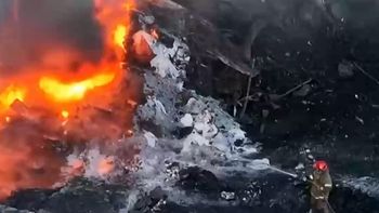 se reavivo el fuego en el deposito de francisco alvarez y mas dotaciones de bomberos van en camino se reavivo el fuego en el deposito de francisco alvarez y mas dotaciones de bomberos van en camino