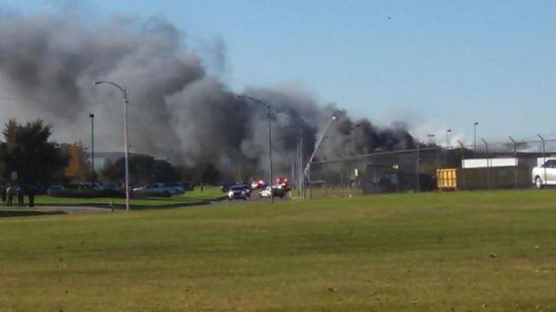 Alerta en EE.UU. por un avión que se estrelló contra un edificio