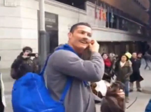 Cristiano Ronaldo se disfrazó y sorprendió a un nene en una plaza de Madrid