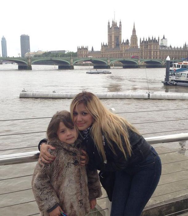 La Princesita Karina y su hija posan para el Kun Agüero