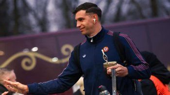 la bombilla del heroe: dibu martinez inmortalizo su atajada eterna en un objeto unico la bombilla del heroe: dibu martinez inmortalizo su atajada eterna en un objeto unico