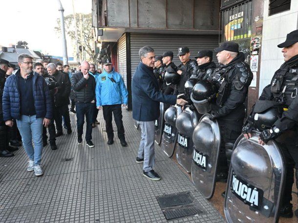 Megaoperativo en Liniers: desalojan a manteros y vendedores de comida callejera