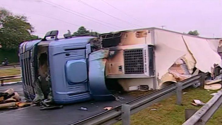 Caos de tránsito en la Panamericana por el vuelco de un camión