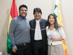 Evo Morales junto a sus dos hijos