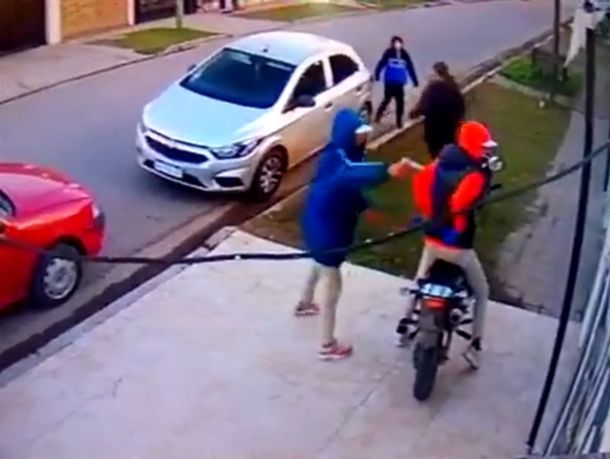 Robaron un auto y casi se llevan a un nene que estaba dormido en el asiento trasero