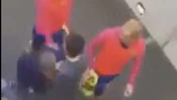 casi se rompe las piernas para tocar a lionel messi, pero no pudo casi se rompe las piernas para tocar a lionel messi, pero no pudo