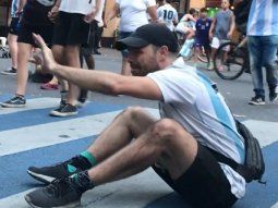 Peter Lanzani festejó el campeonato del mundo en el techo del Metrobus