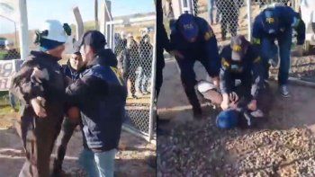 La Policía reprimió trabajadores en la planta de una conocida marca de gaseosas