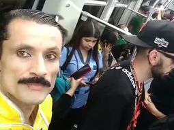 Freddie Mercury subió al tren Roca y el vagón le hizo coro