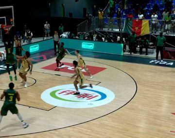 El error en el Mundial U19 de básquet que recorre el mundo: metió un doble en su propio aro y su equipo perdió