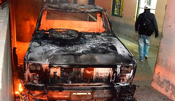 Graves incidentes en la UOCRA de Santa Cruz: queman una camioneta