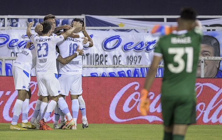 Vélez se lo dio vuelta a Racing sobre la hora y arrancó con un triunfo la Fase