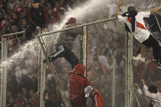 Allanan oficinas de River por los incidentes contra Vélez