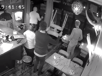VIDEO: Quiso robar una computadora en un bar, pero los clientes lo impidieron
