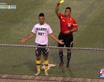 Un jugador fue amonestado tras pedirle casamiento a su novia