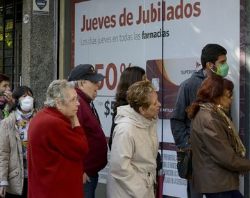 Las largas colas de jubilados en los bancos de todo el país en fotos