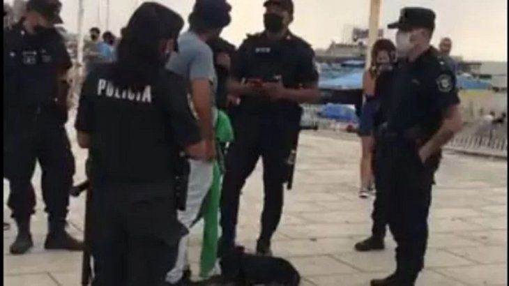 Le pegaba a un cachorrito y, ante la inacción policial, juntaron dinero para comprárselo y rescatarlo
