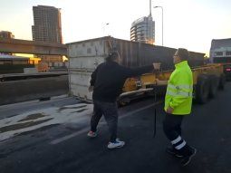Cayó un container con pollos congelados: hay caos en la conexión de la Autopista 25 de Mayo con la Buenos Aires-La Plata