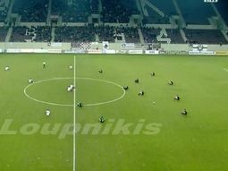 historico: 22 jugadores sentados en pleno partido para protestar por los refugiados historico: 22 jugadores sentados en pleno partido para protestar por los refugiados