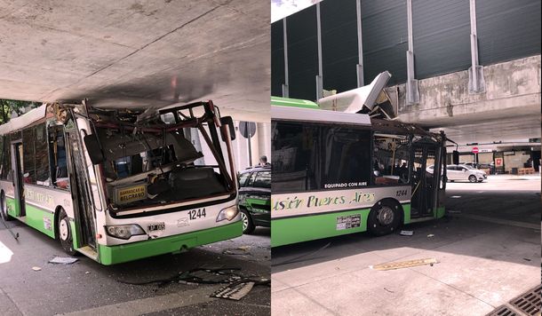 Video: un colectivo quedó atascado bajo de un puente en Belgrano