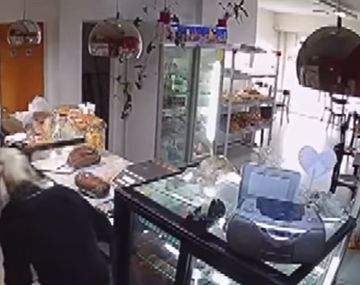 Entró a pedir comida y amenazó con una tijera a una empleada