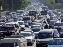 Se necesitan $80 mil al año para mantener un auto chico