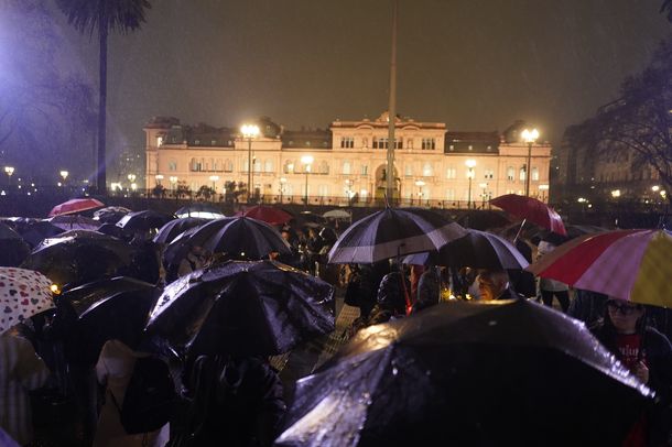 Pese a la lluvia, fue masiva la vigilia por la Ley de Emergencia en Discapacidad en el Congreso