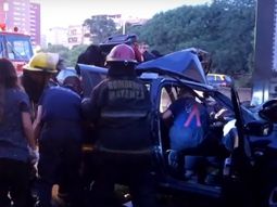 Un hombre fue rescatado por los bomberos del auto