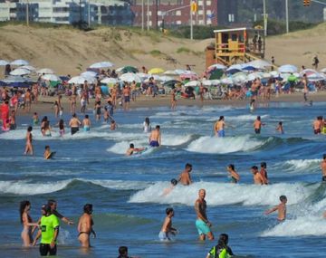 Uruguay volverá a descontar el IVA a los turistas argentinos que viajen este verano