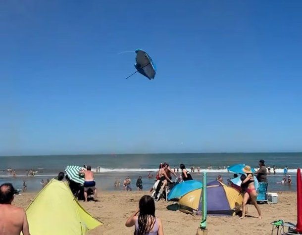Una tolvanera sacudió las playas de Valeria del Mar: se volaron las sombrillas y hubo pánico