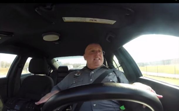 Nace una estrella: un policía fue filmado bailando y cantando en su patrullero y es furor en la web