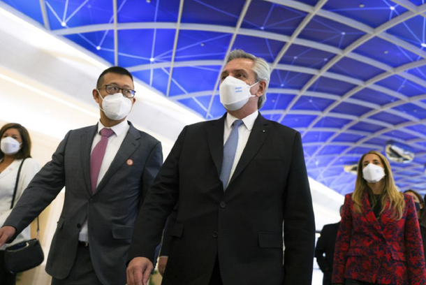 Alberto Fernández recorrió el Centro Tecnológico de Huawei en Beijing