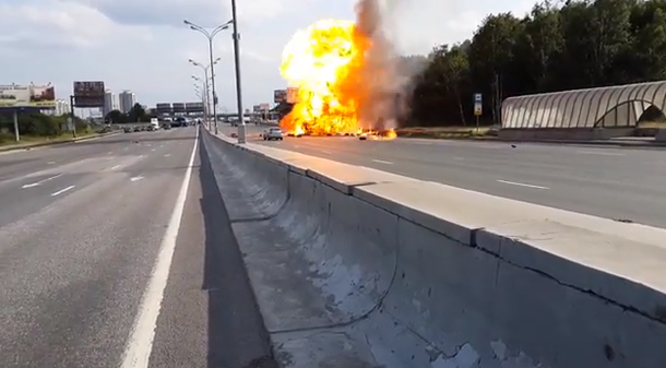 Mirá cómo este camión se prende fuego y explota 39 veces