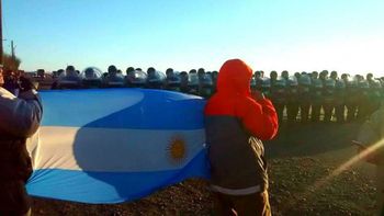 violento enfrentamiento entre municipales y gendarmes en caleta olivia violento enfrentamiento entre municipales y gendarmes en caleta olivia