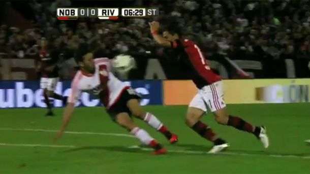 Captura del momento en el que la pelota que disparó Maxi Rodríguez