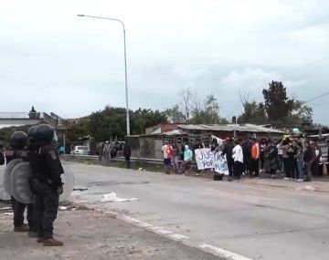 Tensión durante una protesta en Bernal: un nene quiso apuñalar a un policía