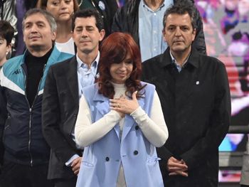 Quiénes acompañaron a Cristina y cómo se ubicaron en el escenario