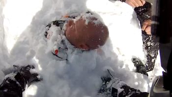 rescatan a un esquiador de una avalancha de nieve rescatan a un esquiador de una avalancha de nieve