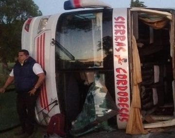 Un micro y un camión chocaron en Arrecifes